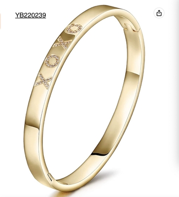 Brazalete a presión de acero inoxidable con diamantes de imitación dorados del alfabeto XOXO de 5 mm de ancho